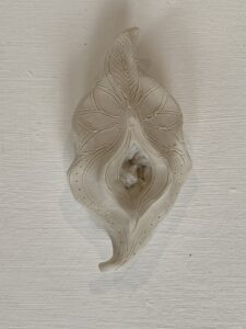 A white Yoni lamp with a leaf design.